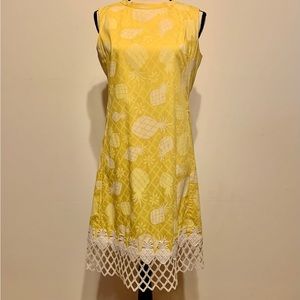 Vintage 1960s Dollie by Serbin Yellow Pineapple Print Shift Dress w/crochet trim